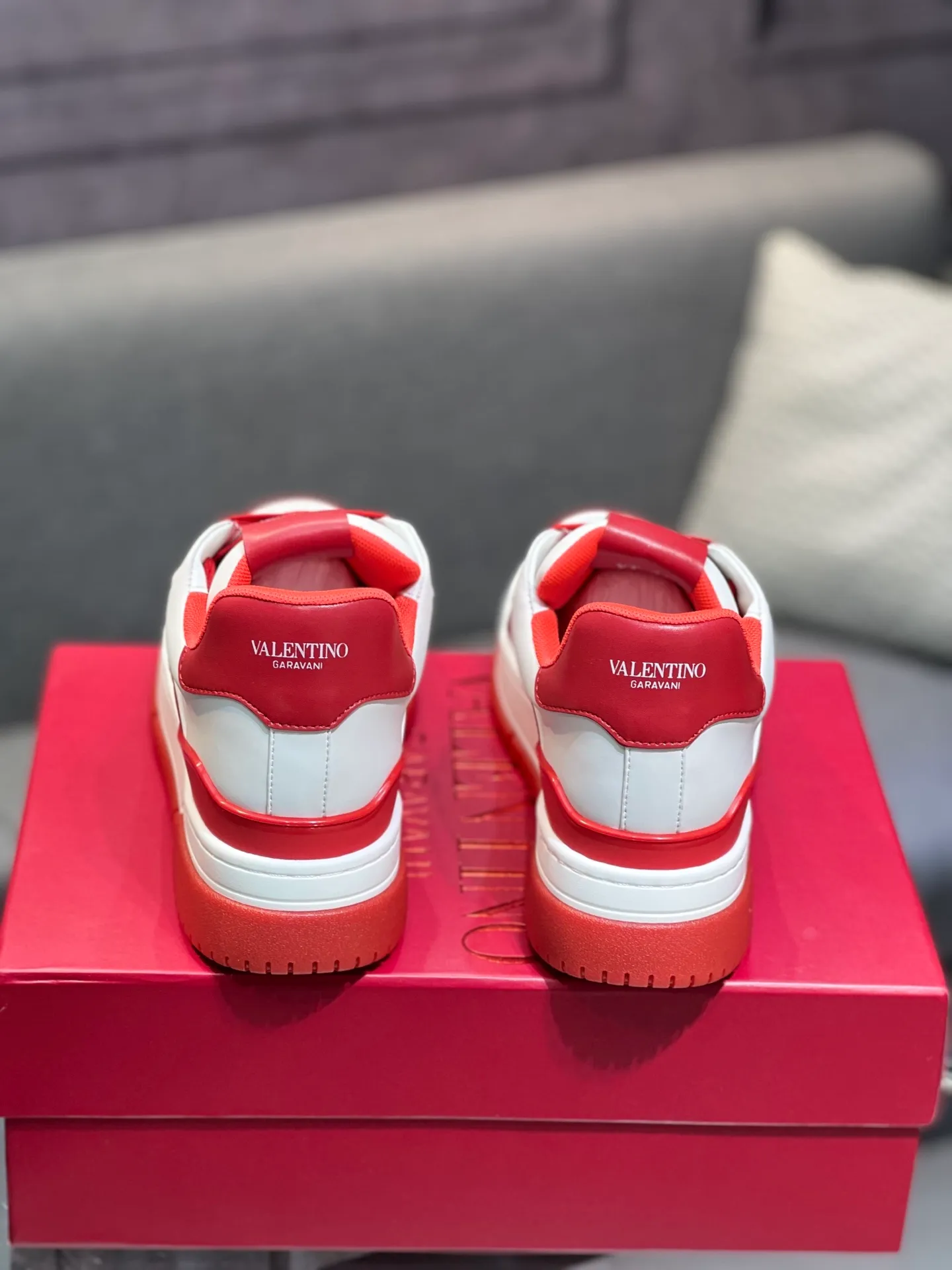 Men's Men's Shoes 💰660 Valentino 2023 early autumn new star shoes are now online! Wang Hedi and Ren Jialun have been worn by many celebrities. Who can refuse the same couple shoes as Wang Hedi! The design of Stars Stab My Heart is cool and spicy. The material of the shoes is cowhide, and every color is beautiful! Size 35-40, men’s size 39-44 (women’s 41, men’s 38, 45🉑️customized)